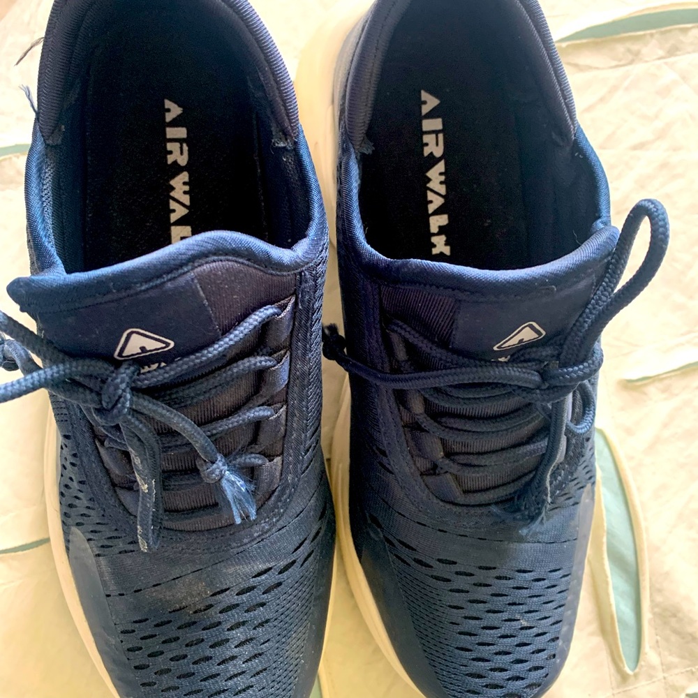 USED BUT NOT ABUSED PAIR OF AIRWALK TENNIS SHOES.  SIZE 7 1/2.